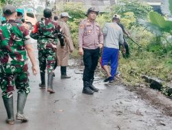 Brantas Sampah Liar, TNI–Polri Bersama Warga Bersihkan Jalan Raya Pebayuran
