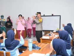 Kapolres Bulukumba Antar Ompreng MBG Dikawal 6 Superhero