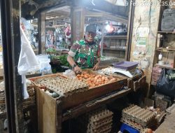 Bulan Suci Ramadhan Babinsa Blusukan  Pastikan Stabilitas Harga Sembako di Pasar Serang