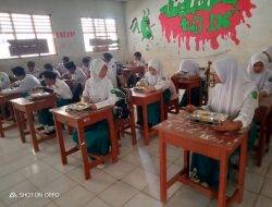 Hari Pertama Masuk Sekolah Usai Lebaran, Program Makan Bergizi di Kertasari Disambut Antusias Warga