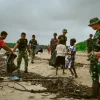 Aksi Bersih Pantai Keakwa oleh Satgas TMMD Kodim 1710/Mimika