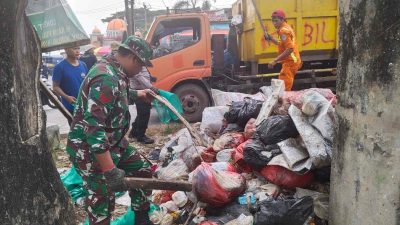 Sinergi Peduli Lingkungan, Koramil 07/Cikarang Bersama Sungai Watch Angkat Sampah Sungai